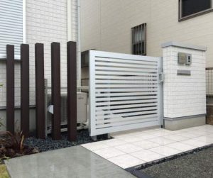 サイディング門柱の家