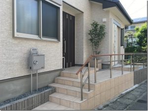 コンパクトなタイル階段な家