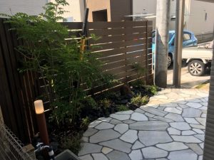白い石のお庭のある家