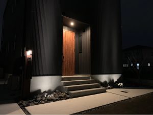ガルバリウム＋ライトアップの家