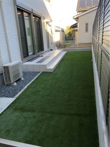 人工芝生&タイルテラスのある家