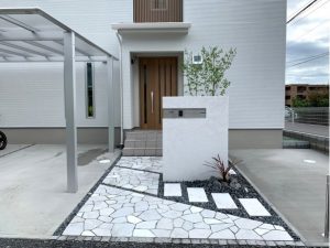 真っ白なアプローチの家