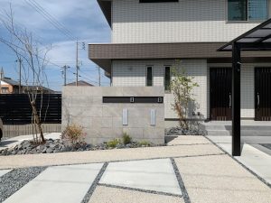タイルの風合いを生かした家