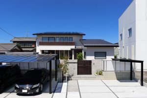 四季を感じさせるクローズ外構の家