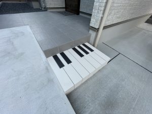 ピアノのタイルが可愛い外構